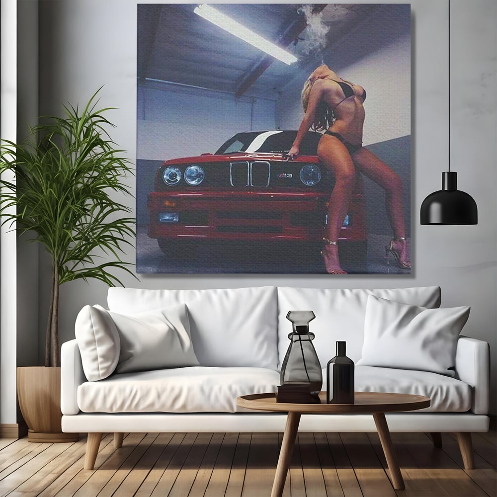 Tablou canvas cu tablou canvas cu masina si femeie, fara rama, pe sasiu de lemn, pe perete intr-un living